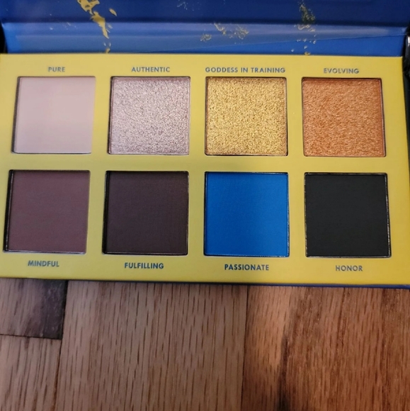 Violet Voss, Chella, & Eloise eye shadow palette - Picture 4 of 5